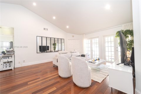 House in Doral, Florida 4 bedrooms, 151.62 sq.m. № 2003678 - photo 6