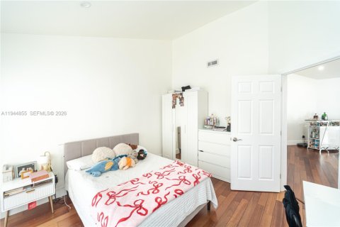 House in Doral, Florida 4 bedrooms, 151.62 sq.m. № 2003678 - photo 30