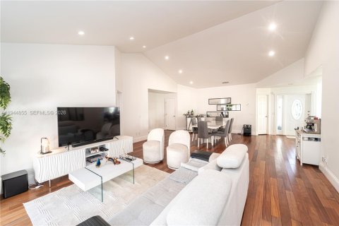 House in Doral, Florida 4 bedrooms, 151.62 sq.m. № 2003678 - photo 7