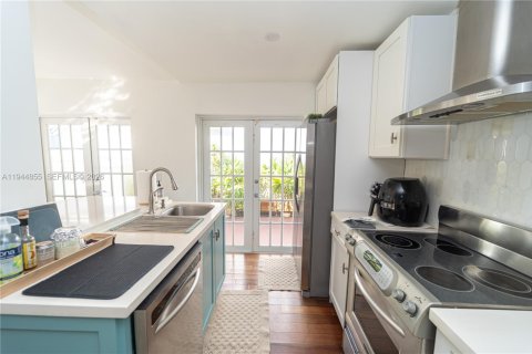 House in Doral, Florida 4 bedrooms, 151.62 sq.m. № 2003678 - photo 15