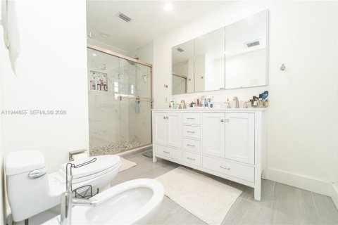 House in Doral, Florida 4 bedrooms, 151.62 sq.m. № 2003678 - photo 24