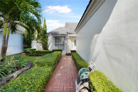 House in Doral, Florida 4 bedrooms, 151.62 sq.m. № 2003678 - photo 3