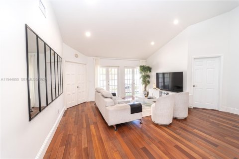 House in Doral, Florida 4 bedrooms, 151.62 sq.m. № 2003678 - photo 5