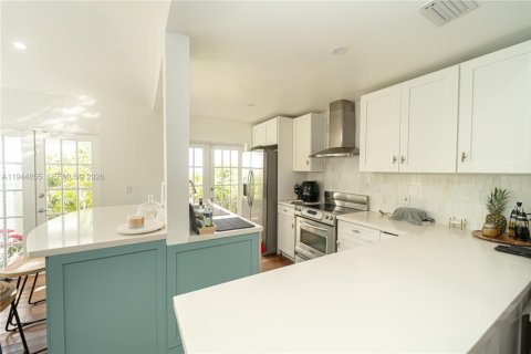 House in Doral, Florida 4 bedrooms, 151.62 sq.m. № 2003678 - photo 16