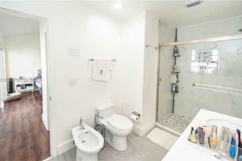 House in Doral, Florida 4 bedrooms, 151.62 sq.m. № 2003678 - photo 25