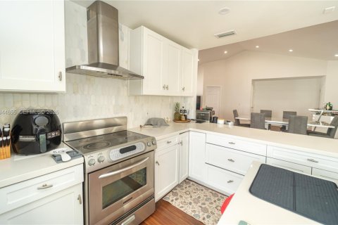 House in Doral, Florida 4 bedrooms, 151.62 sq.m. № 2003678 - photo 13