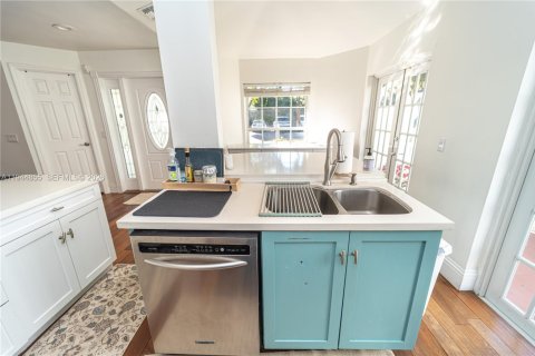 House in Doral, Florida 4 bedrooms, 151.62 sq.m. № 2003678 - photo 17