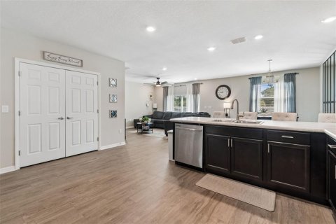 House in Lakeland, Florida 5 bedrooms, 289.86 sq.m. № 2133607 - photo 13