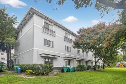 Touwnhouse à vendre à Lauderhill, Floride: 3 chambres, 190.45 m2 № 1896110 - photo 2