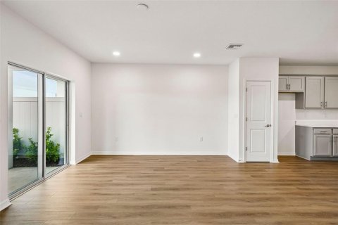 Townhouse in Zephyrhills, Florida 3 bedrooms, 152.17 sq.m. № 2094071 - photo 9