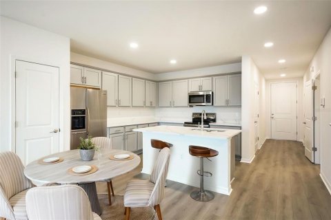 Townhouse in Zephyrhills, Florida 3 bedrooms, 152.17 sq.m. № 2094071 - photo 12