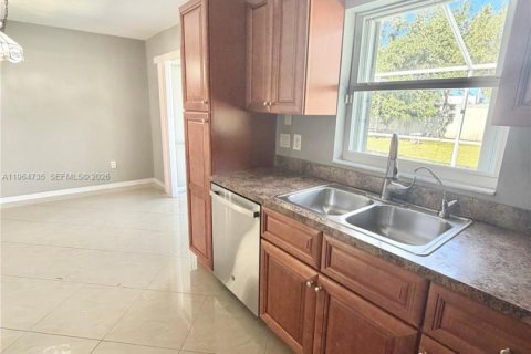 Casa en alquiler en Fort Myers, Florida, 3 dormitorios, 122.07 m2 № 2026066 - foto 5