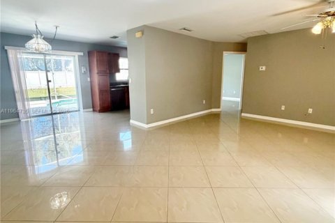 Casa en alquiler en Fort Myers, Florida, 3 dormitorios, 122.07 m2 № 2026066 - foto 2