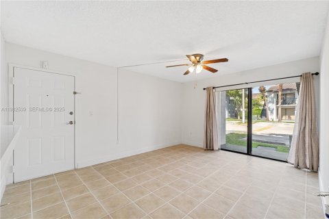 Condo in Hialeah, Florida, 2 bedrooms № 1991644 - photo 8