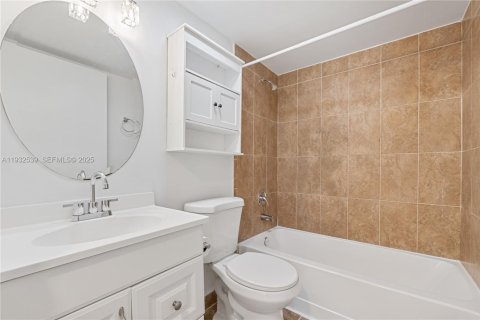 Condo in Hialeah, Florida, 2 bedrooms № 1991644 - photo 14