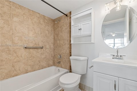 Condo in Hialeah, Florida, 2 bedrooms № 1991644 - photo 13