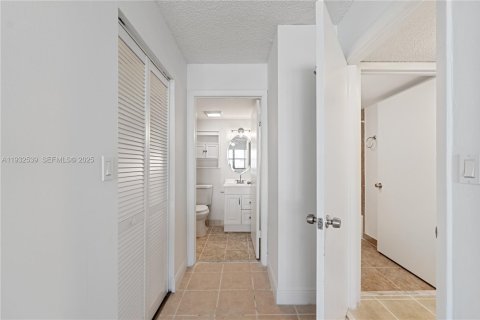 Condo in Hialeah, Florida, 2 bedrooms № 1991644 - photo 15