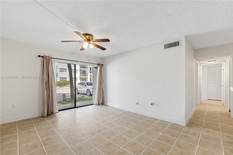 Condo in Hialeah, Florida, 2 bedrooms № 1991644 - photo 9