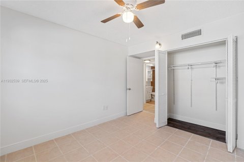 Condo in Hialeah, Florida, 2 bedrooms № 1991644 - photo 12