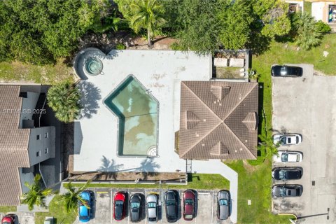 Condo in Hialeah, Florida, 2 bedrooms № 1991644 - photo 21