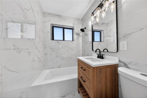 Снять в аренду виллу или дом в Помпано-Бич, Флорида 2 спальни, 60.39м2, № 1988994 - фото 13