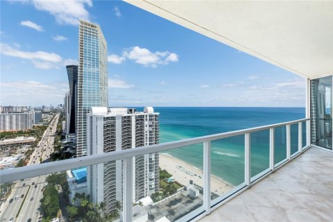 Condo in Sunny Isles Beach, Florida, 2 bedrooms  № 1862889 - photo 1
