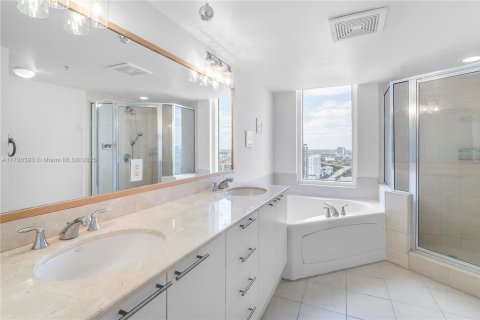 Condo in Sunny Isles Beach, Florida, 2 bedrooms  № 1862889 - photo 11