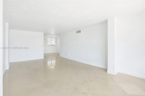 Condo in North Miami, Florida, 2 bedrooms № 2185887 - photo 4
