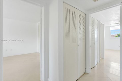 Condo in North Miami, Florida, 2 bedrooms № 2185887 - photo 6