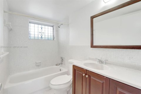 Condo in North Miami, Florida, 2 bedrooms № 2185887 - photo 12