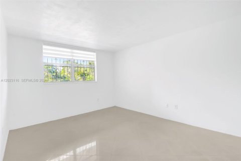 Condo in North Miami, Florida, 2 bedrooms № 2185887 - photo 10