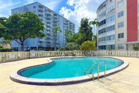Condo in North Miami, Florida, 2 bedrooms № 2185887 - photo 15