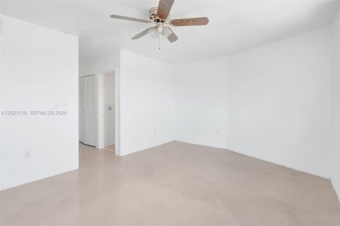 Condo in North Miami, Florida, 2 bedrooms № 2185887 - photo 7