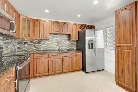 Condo in North Miami, Florida, 2 bedrooms № 2185887 - photo 3