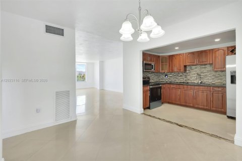 Condo in North Miami, Florida, 2 bedrooms № 2185887 - photo 2