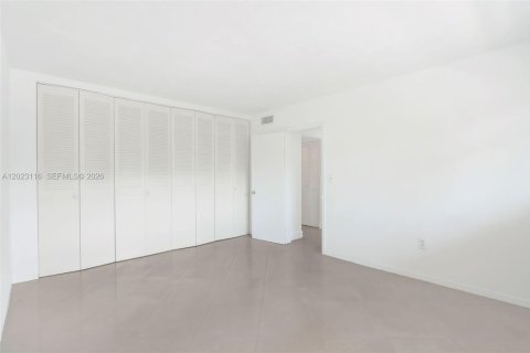 Condo in North Miami, Florida, 2 bedrooms № 2185887 - photo 11