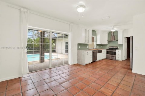 Villa ou maison à vendre à Pinecrest, Floride: 4 chambres, 278.89 m2 № 2084856 - photo 5