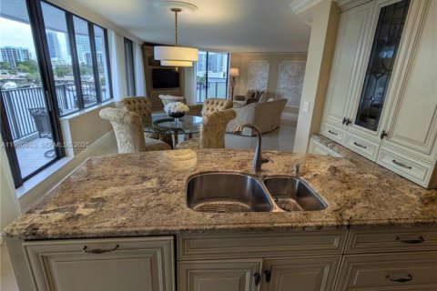 Condo in Hallandale Beach, Florida, 2 bedrooms № 1989882 - photo 9