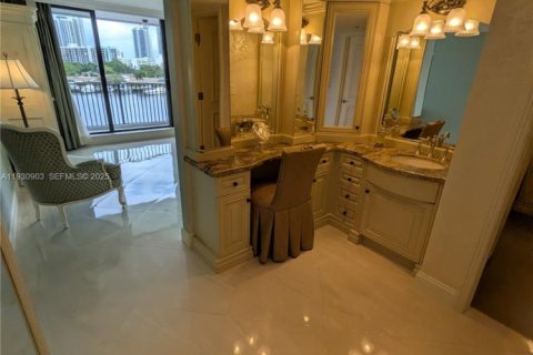 Condo in Hallandale Beach, Florida, 2 bedrooms № 1989882 - photo 17