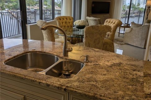 Condo in Hallandale Beach, Florida, 2 bedrooms № 1989882 - photo 10