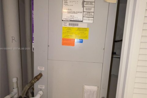 Condo in Hallandale Beach, Florida, 2 bedrooms № 1989882 - photo 27