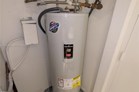 Condo in Hallandale Beach, Florida, 2 bedrooms № 1989882 - photo 28