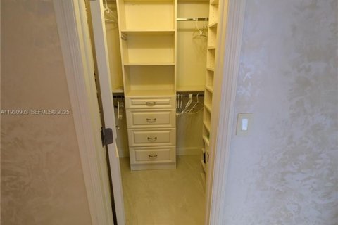 Condo in Hallandale Beach, Florida, 2 bedrooms № 1989882 - photo 24