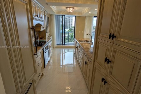 Condo in Hallandale Beach, Florida, 2 bedrooms № 1989882 - photo 15