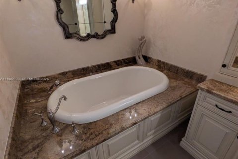 Condo in Hallandale Beach, Florida, 2 bedrooms № 1989882 - photo 20