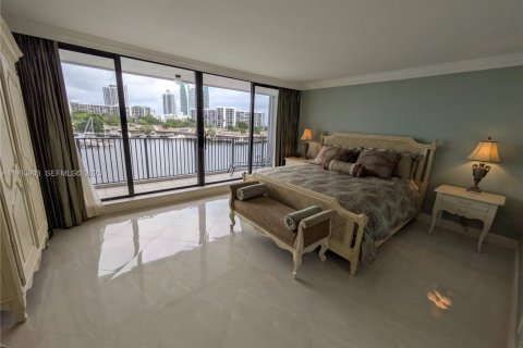 Condo in Hallandale Beach, Florida, 2 bedrooms № 1989882 - photo 25