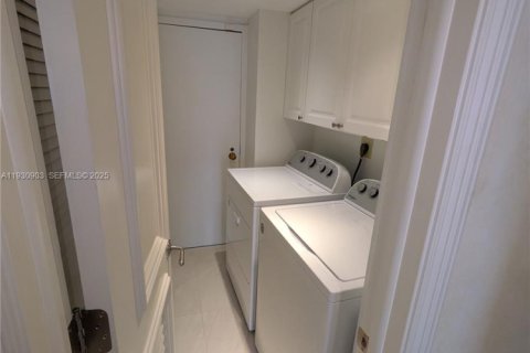 Condo in Hallandale Beach, Florida, 2 bedrooms № 1989882 - photo 26