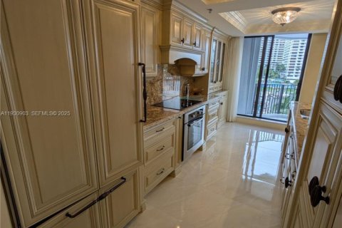 Condo in Hallandale Beach, Florida, 2 bedrooms № 1989882 - photo 14