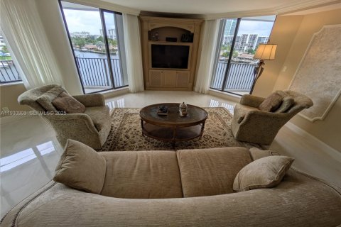 Condo in Hallandale Beach, Florida, 2 bedrooms № 1989882 - photo 5