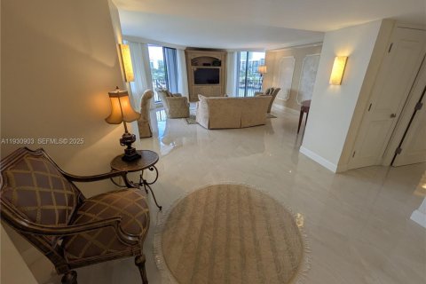 Condo in Hallandale Beach, Florida, 2 bedrooms № 1989882 - photo 4